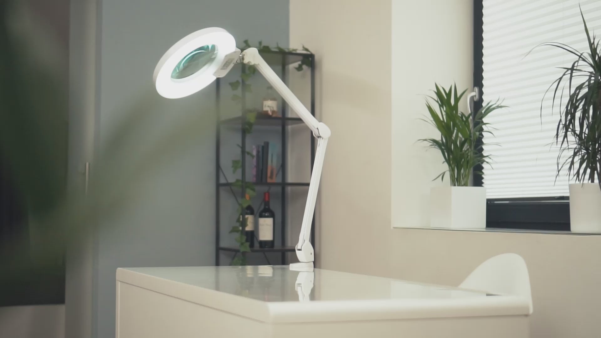 Lumeno 824XPRO LED magnifying lamp dimmable with segment switching and metal housing
