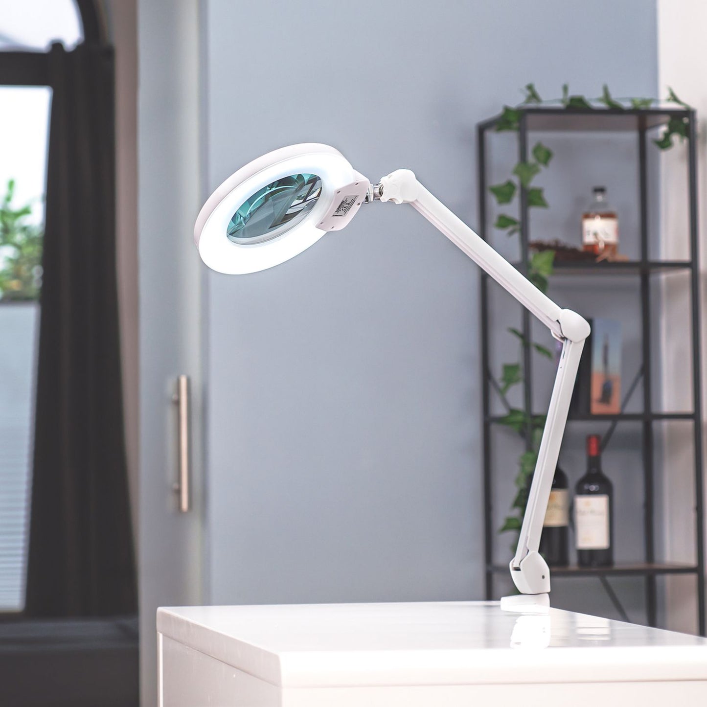 Lampe loupe LED Lumeno 824XPRO à intensité variable avec éclairage à segments et boîtier métallique